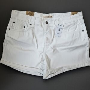 NWT Levi’s Mid-Length Denim Shorts in White - Size 33